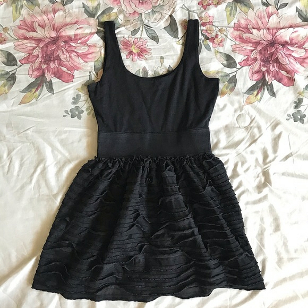 🏷️BUY 4 GET 1 FREE🏷️ Miley Cyrus Max Azria Black Ruffle Mini Dress